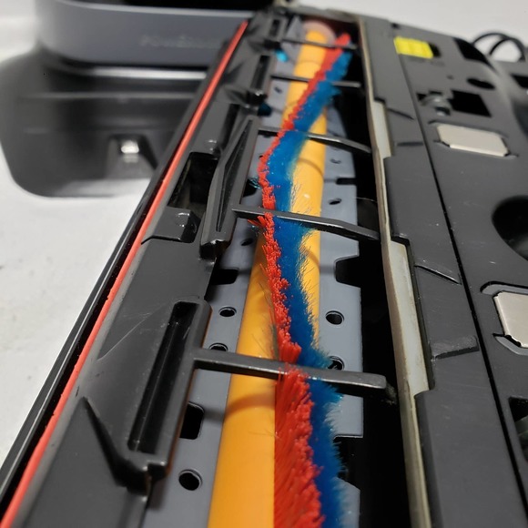 SAMSUNG Powerbot R7040 wifi robotic vacuum cleaner, new brushroll & filter - Picture 4 of 5